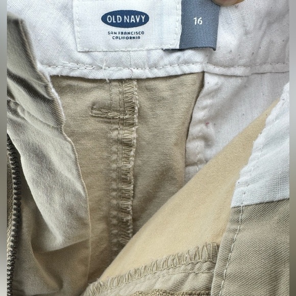 Old Navy Women's Khaki Flat Front Shorts - Picture 3 of 3